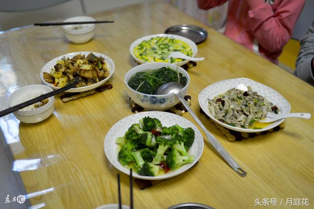 媽媽從鄉下來城裡 我做一桌子菜老婆當場掀桌子