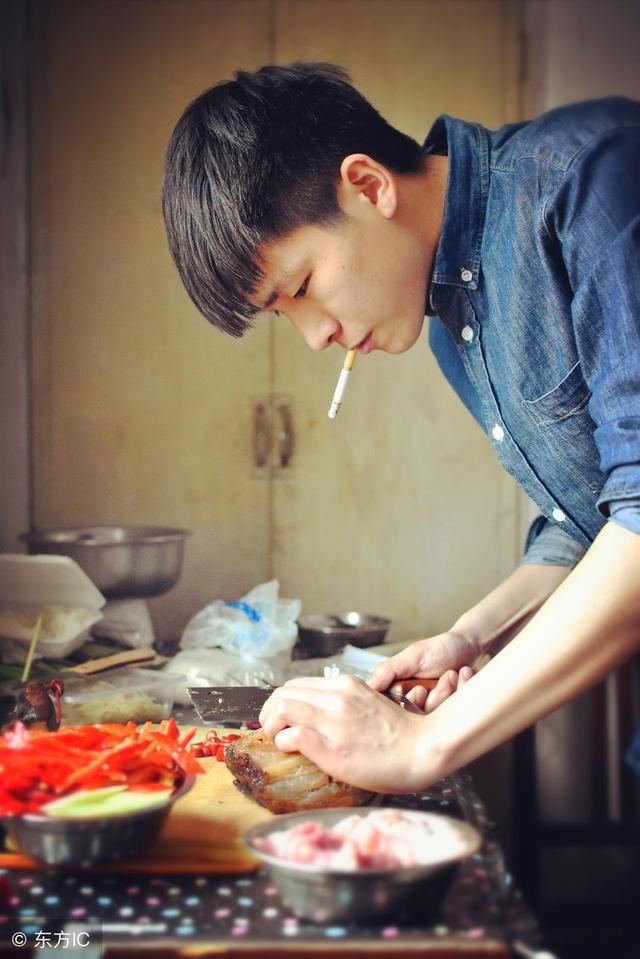 孕期老公給我洗腳被婆婆瞧見了，從此我沒過過一天好日子，怨誰？