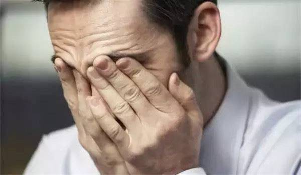 丈夫和情人幽會，卻撞見妻子和老男人進房間，撞開門一看…他跪倒在床邊！