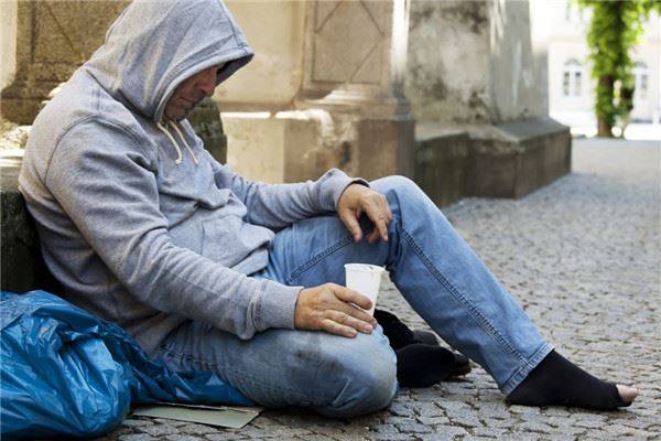 丈夫和情人幽會，卻撞見妻子和老男人進房間，撞開門一看…他跪倒在床邊！