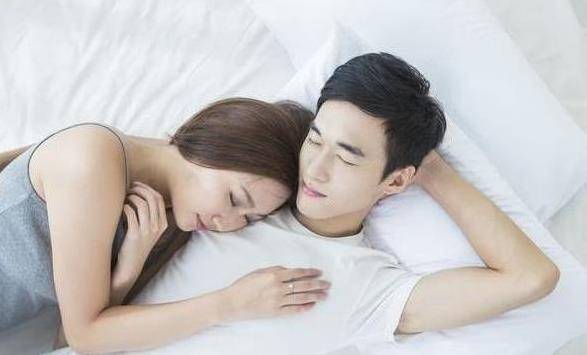 男人夠愛你，半夜醒來會對你做過這五件事的男人，才是真的愛你入骨，裝不出來的！