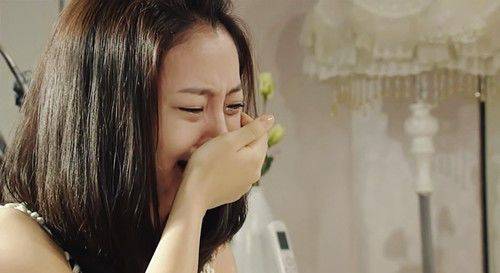 妻子為救丈夫毀了容，丈夫卻選擇再娶，妻子搬家，打開行李箱蒙了