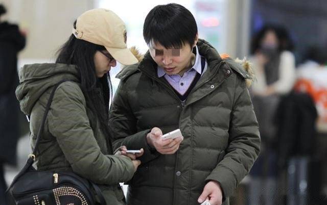 老婆挺著大肚在廚房忙碌，母親卻在睡覺，下班回家我決定和妻子離婚