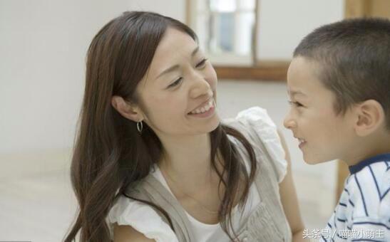 養母生日，我帶蛋糕回去慶祝，兒子調皮打開抽屜，我含淚放上兩萬