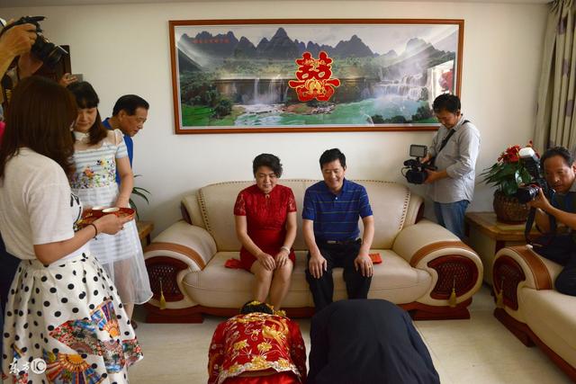 結婚時繼母給20萬陪嫁，親媽微信發我一紅包，打開後我手發抖了