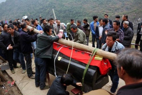 女兒三個連續死於非命，風水先生挖開祖墳，老爹往裡一望撒腿就跑