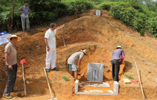 女兒三個連續死於非命，風水先生挖開祖墳，老爹往裡一望撒腿就跑