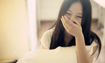 女子騙丈夫出差，偷偷藏在床底，聽見客廳嬌嘀聲，女子遮嘴樂