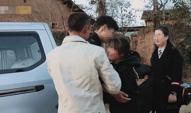 窮小子得姑姑相助，二十年後攜10萬報恩，三個叔叔知情悔青腸子