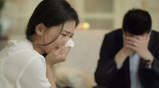 結婚三年無子，丈夫非要離婚，簽字時筆掉了，俯身撿起後，報了警