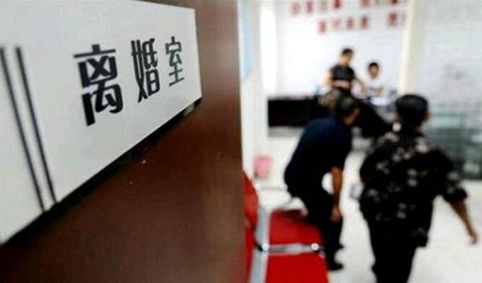 結婚三年無子，丈夫非要離婚，簽字時筆掉了，俯身撿起後，報了警