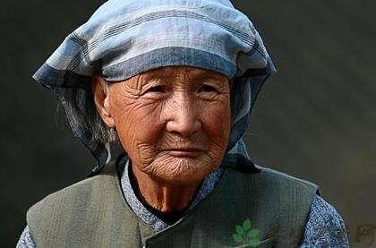 老人癱瘓，三兒媳都不管，母親只寫了一字條，返讓兒媳爭著伺候