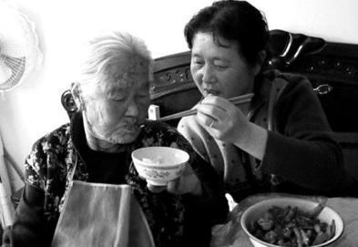 老人癱瘓，三兒媳都不管，母親只寫了一字條，返讓兒媳爭著伺候