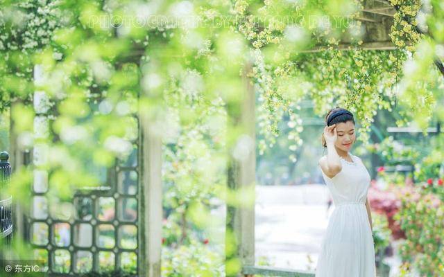 男子月薪過萬不願交工資卡，妻子賭氣拿卡去消費，刷卡時無語了