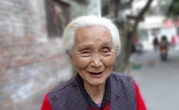 我剛把房產過戶給兒媳，兒子就要攆我走，小孫子的話我生不如死