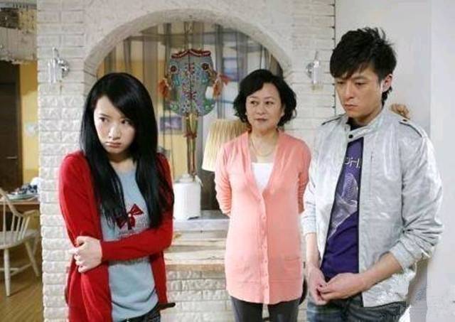 小姑子離婚回娘家，婆婆讓我把臥室讓出來，我搬走，小姑子蒙住