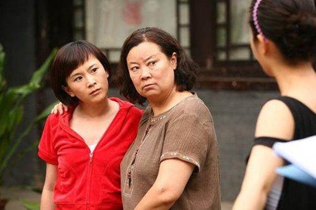 小姑子離婚回娘家，婆婆讓我把臥室讓出來，我搬走，小姑子蒙住
