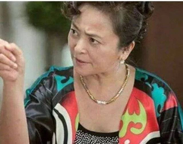小姑子離婚回娘家，婆婆讓我把臥室讓出來，我搬走，小姑子蒙住
