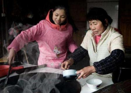 我把婆婆當親媽，婆婆對我非常好，我被車撞斷雙腿，從此沒了娘家