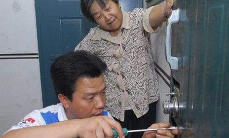 我給岳母八萬彩禮，她說陪嫁一套房，拿到鑰匙後我把房砸了
