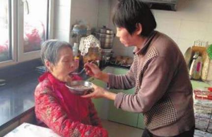 婆婆過年躲姑子家，我到姑子家大鬧，推門後的場景我長跪不起