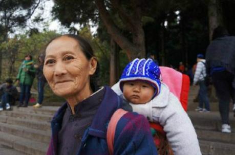 我懷孕後婆婆跑去給姑子帶孩，她生病姑子把她攆走，我笑接婆婆來
