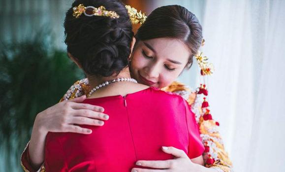 結婚當天，岳母拉來一車陪嫁，親友們的笑聲，我甩老婆兩巴掌