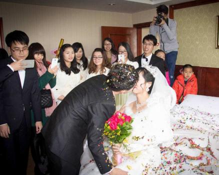 結婚當天，岳母拉來一車陪嫁，親友們的笑聲，我甩老婆兩巴掌