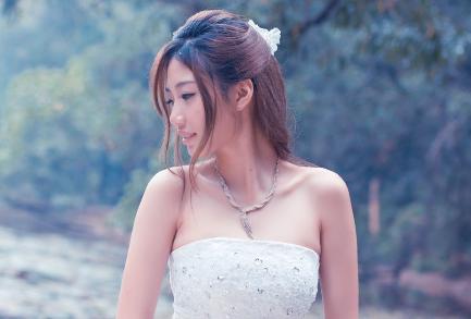 結婚當天，岳母拉來一車陪嫁，親友們的笑聲，我甩老婆兩巴掌