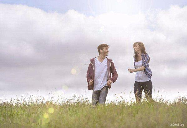 二婚女嫁給初婚男，沒能生孩子心生自卑，酒會上丈夫竟如此強勢！