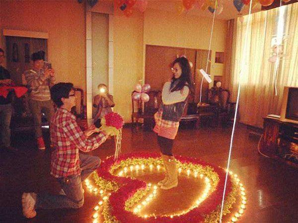 二婚女嫁給初婚男，沒能生孩子心生自卑，酒會上丈夫竟如此強勢！
