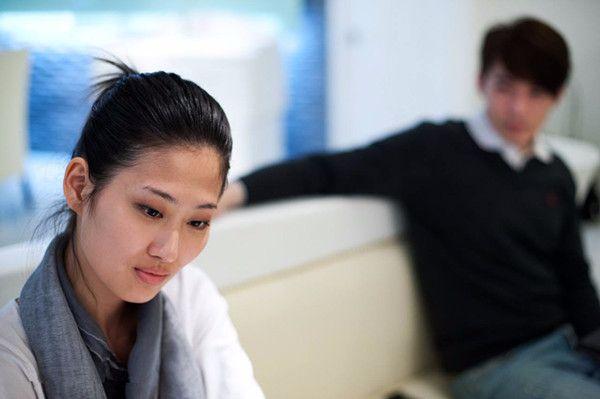 二婚女嫁給初婚男，沒能生孩子心生自卑，酒會上丈夫竟如此強勢！