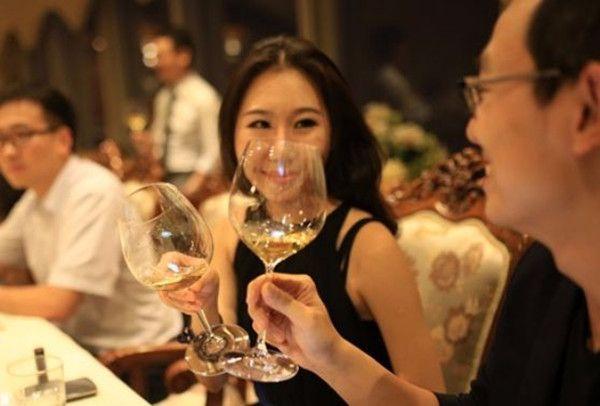 二婚女嫁給初婚男，沒能生孩子心生自卑，酒會上丈夫竟如此強勢！