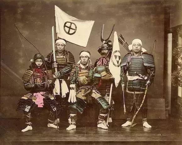 日本武士居然「淪落街頭撿垃圾」？引發全球百萬網友圍觀，得知背後原因被暖哭