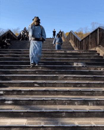 日本武士居然「淪落街頭撿垃圾」？引發全球百萬網友圍觀，得知背後原因被暖哭
