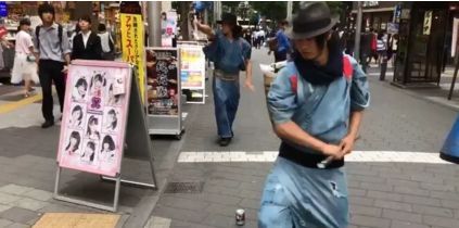 日本武士居然「淪落街頭撿垃圾」？引發全球百萬網友圍觀，得知背後原因被暖哭