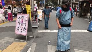 日本武士居然「淪落街頭撿垃圾」？引發全球百萬網友圍觀，得知背後原因被暖哭
