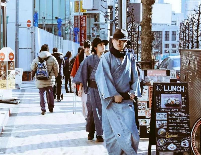 日本武士居然「淪落街頭撿垃圾」？引發全球百萬網友圍觀，得知背後原因被暖哭