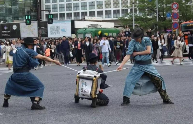 日本武士居然「淪落街頭撿垃圾」？引發全球百萬網友圍觀，得知背後原因被暖哭