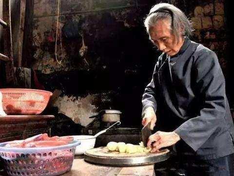母親離世，喪禮上孩子指著遺體嫌髒，我才明白當初母親回家的原因