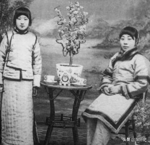 一個陪嫁丫鬟嫁給了總司令，他為她所向披靡，卻終留不住紅顏知己