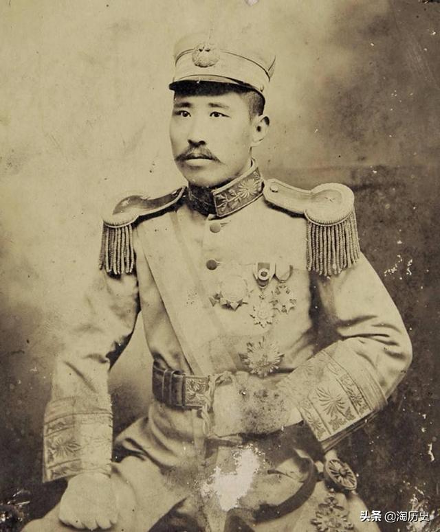 一個陪嫁丫鬟嫁給了總司令，他為她所向披靡，卻終留不住紅顏知己