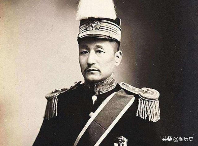 一個陪嫁丫鬟嫁給了總司令，他為她所向披靡，卻終留不住紅顏知己