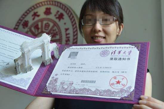 女兒考上清華，寡婦擺酒席，親戚卻不來，隔天警察上門後，她蒙了