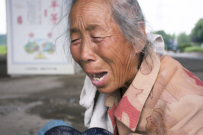 女兒考上清華，寡婦擺酒席，親戚卻不來，隔天警察上門後，她蒙了