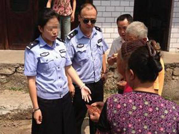 女兒考上清華，寡婦擺酒席，親戚卻不來，隔天警察上門後，她蒙了