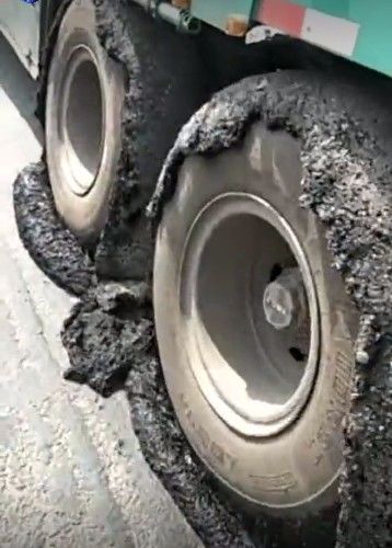 男子開車發現不對勁，以為車子拋錨了，下車查看後心涼了