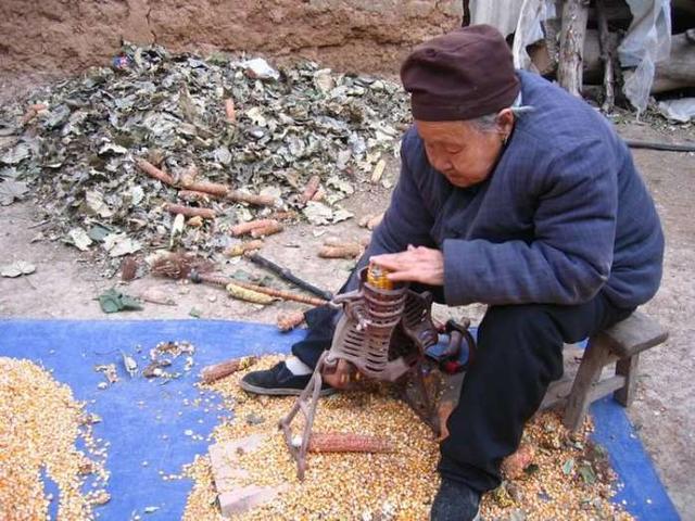 母親重病找兒子借錢兒媳一百塊打發，打開兒子遞的棉襖後哭成淚人