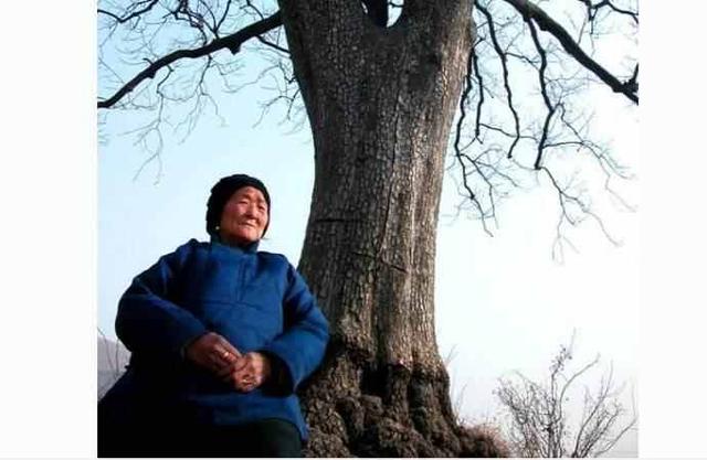 母親重病找兒子借錢兒媳一百塊打發，打開兒子遞的棉襖後哭成淚人
