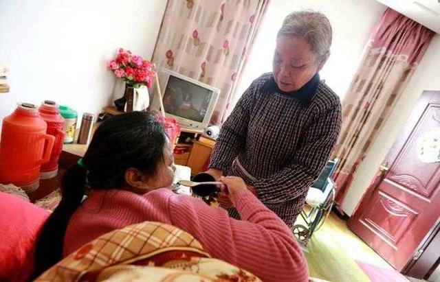 我媽生病老公懶不想去，婆婆替我去照顧，幾天後老公跪下求我原諒